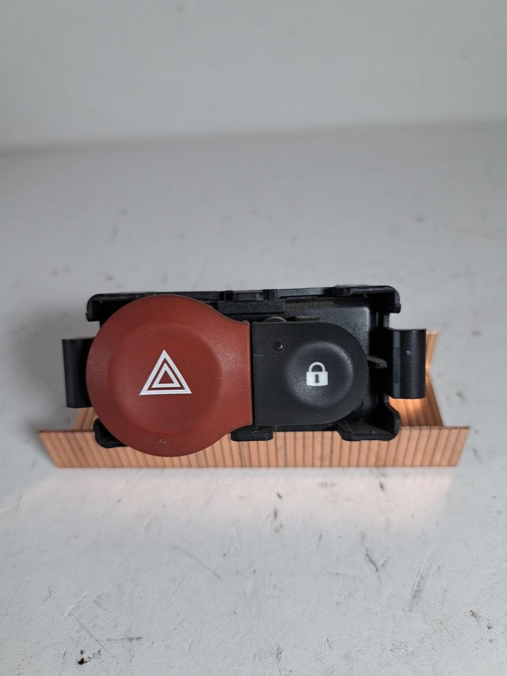 Bouton de warning RENAULT CLIO 3 PHASE 2 Diesel - 1