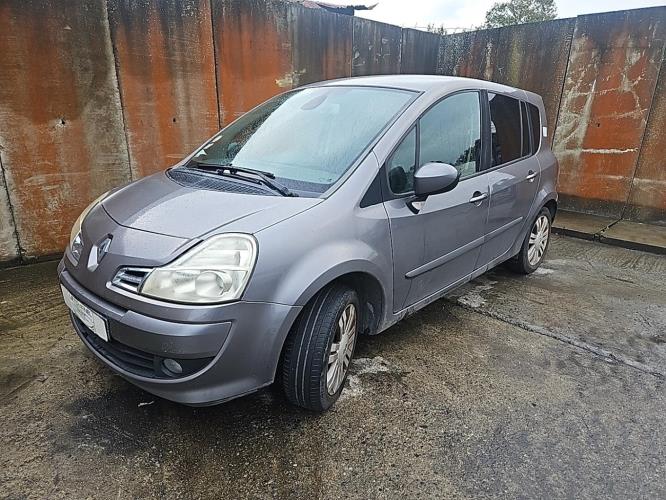 Image Cache sous moteur - RENAULT GRAND MODUS