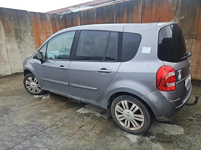 Image Cache sous moteur - RENAULT GRAND MODUS