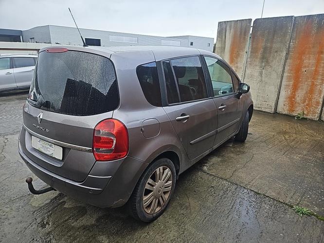 Image Cache sous moteur - RENAULT GRAND MODUS