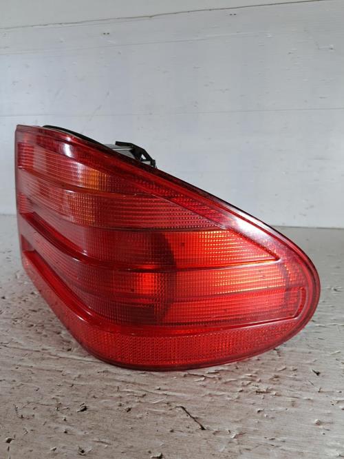 Image Feu arriere principal droit (feux) - MERCEDES CLASSE E 210