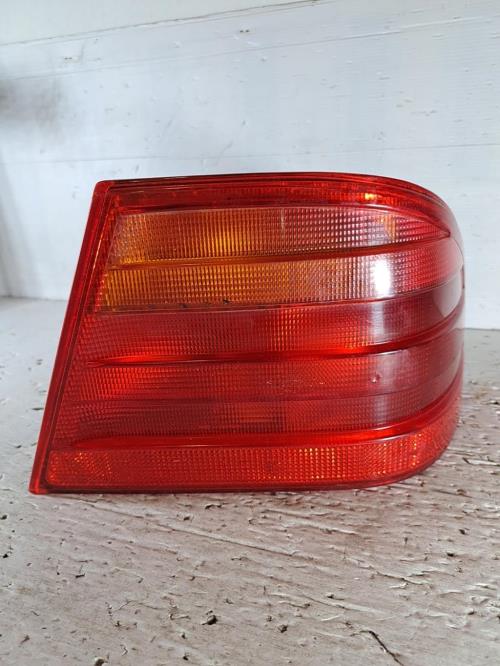Image Feu arriere principal droit (feux) - MERCEDES CLASSE E 210