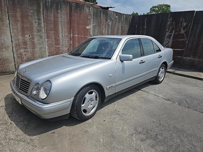 Image Feu arriere principal droit (feux) - MERCEDES CLASSE E 210