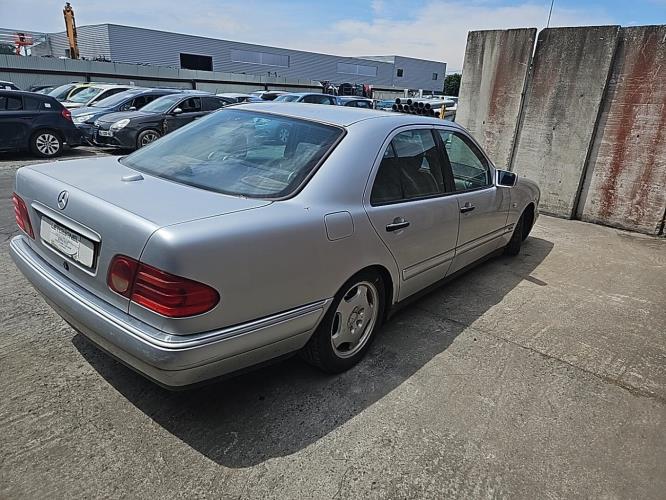 Image Feu arriere principal droit (feux) - MERCEDES CLASSE E 210