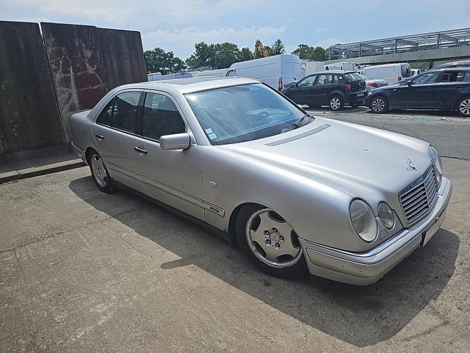 Image Feu arriere principal droit (feux) - MERCEDES CLASSE E 210