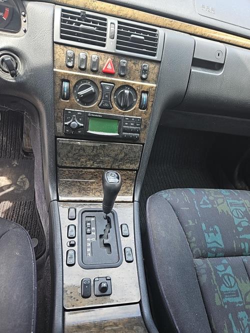Image Feu arriere principal droit (feux) - MERCEDES CLASSE E 210