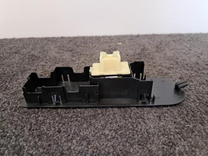 Image Interrupteur de leve vitre avant droit - RENAULT CLIO 4