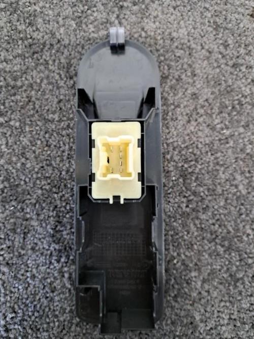 Image Interrupteur de leve vitre avant droit - RENAULT CLIO 4