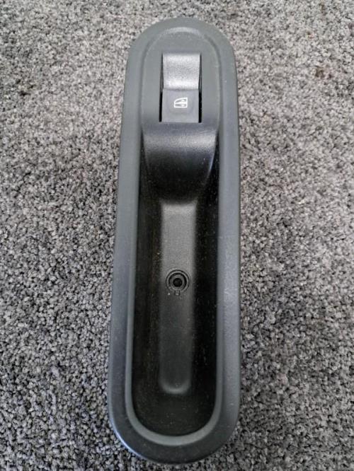 Image Interrupteur de leve vitre avant droit - RENAULT TWINGO 3