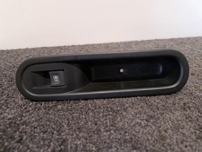 Image Interrupteur de leve vitre avant droit - RENAULT TWINGO 3