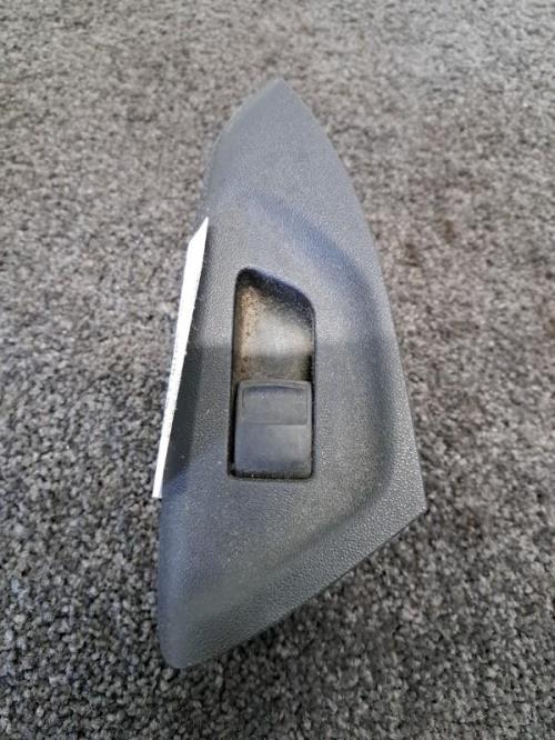 Image Interrupteur de leve vitre avant droit - TOYOTA AYGO 2
