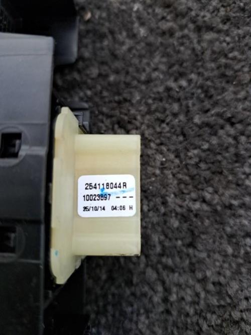 Image Interrupteur de leve vitre avant gauche - RENAULT CLIO 4