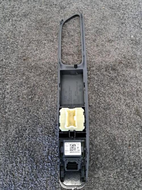 Image Interrupteur de leve vitre avant gauche - RENAULT CLIO 4