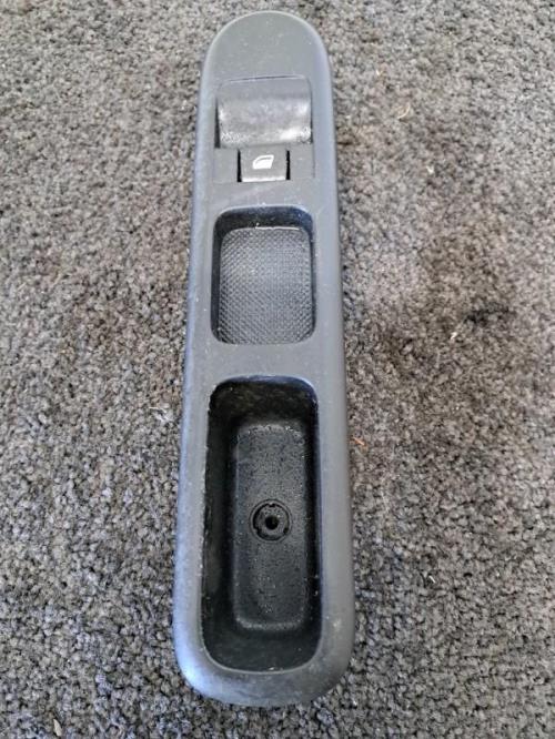 Image Interrupteur de leve vitre avant droit - PEUGEOT 3008 1