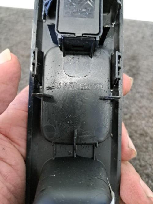 Image Interrupteur de leve vitre avant droit - PEUGEOT 3008 1