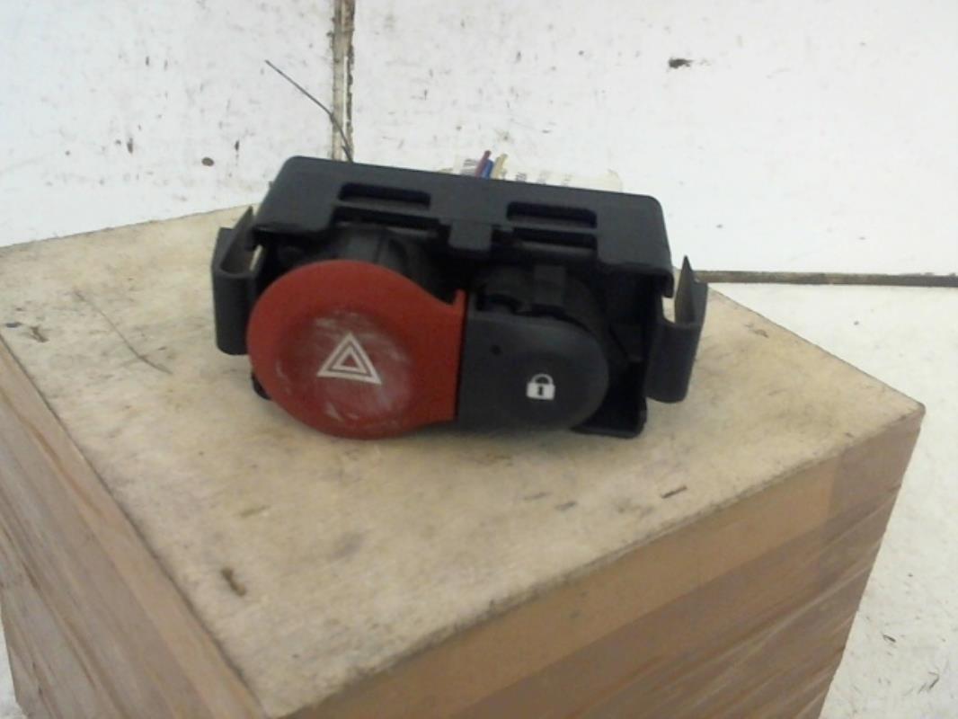 Bouton de warning RENAULT CLIO 3 PHASE 1 Diesel - 1