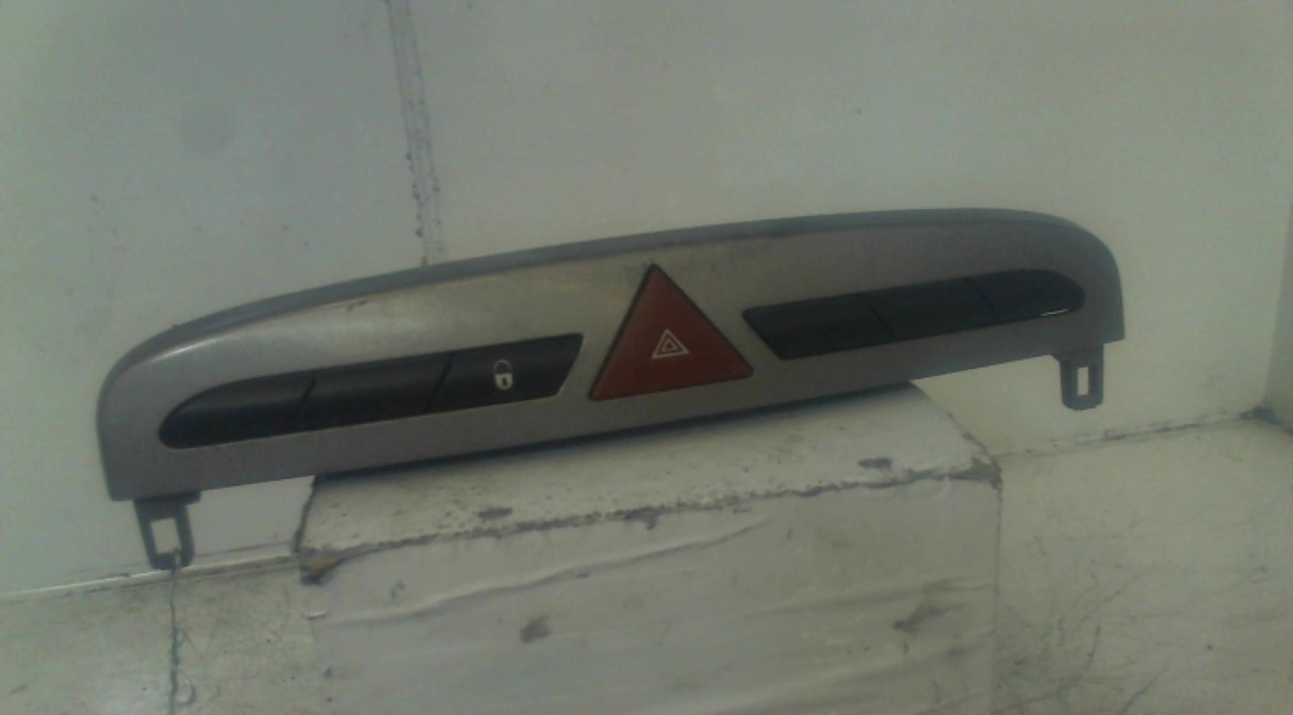 Bouton de warning PEUGEOT 308 1 PHASE 1 Diesel - 1