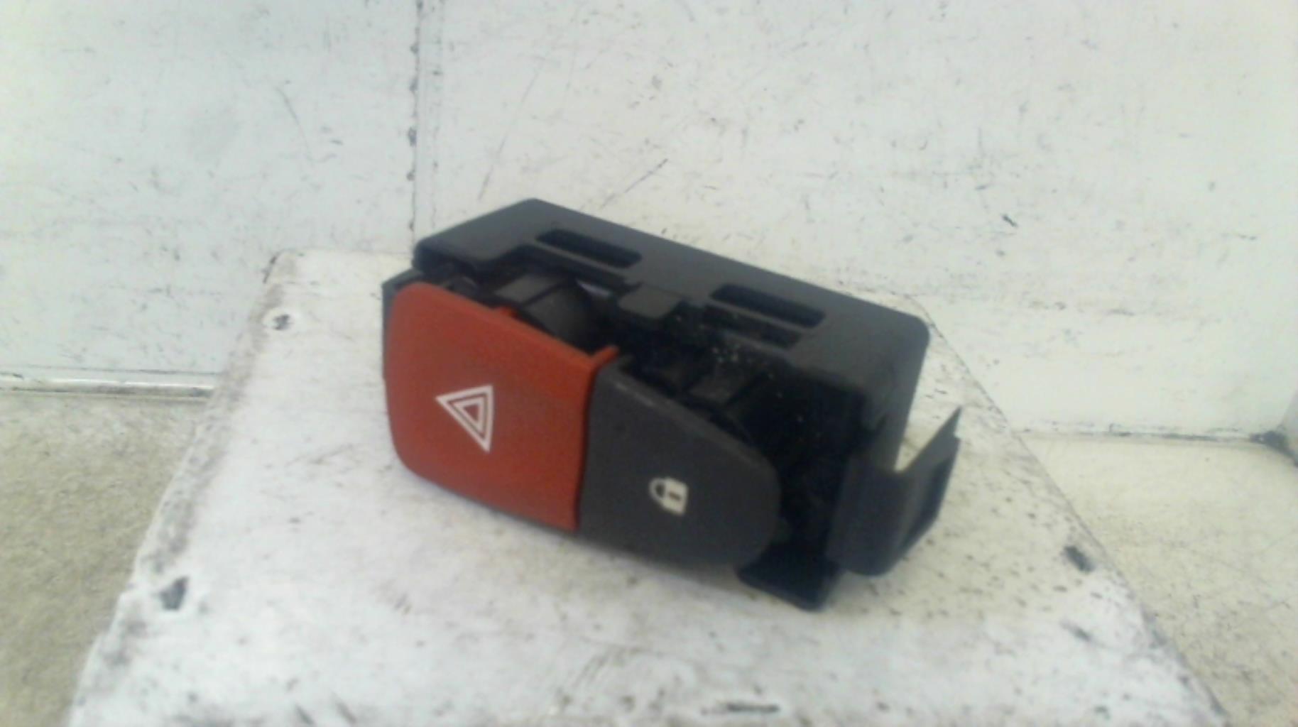 Bouton de warning RENAULT MEGANE 3 PHASE 1 Diesel - 1