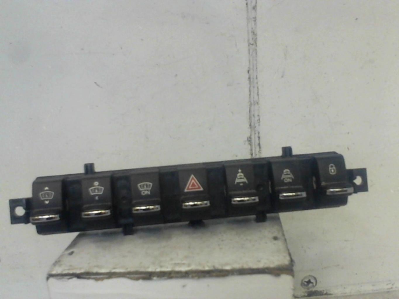 Bouton de warning PEUGEOT 3008 1 PHASE 1 Diesel - 1