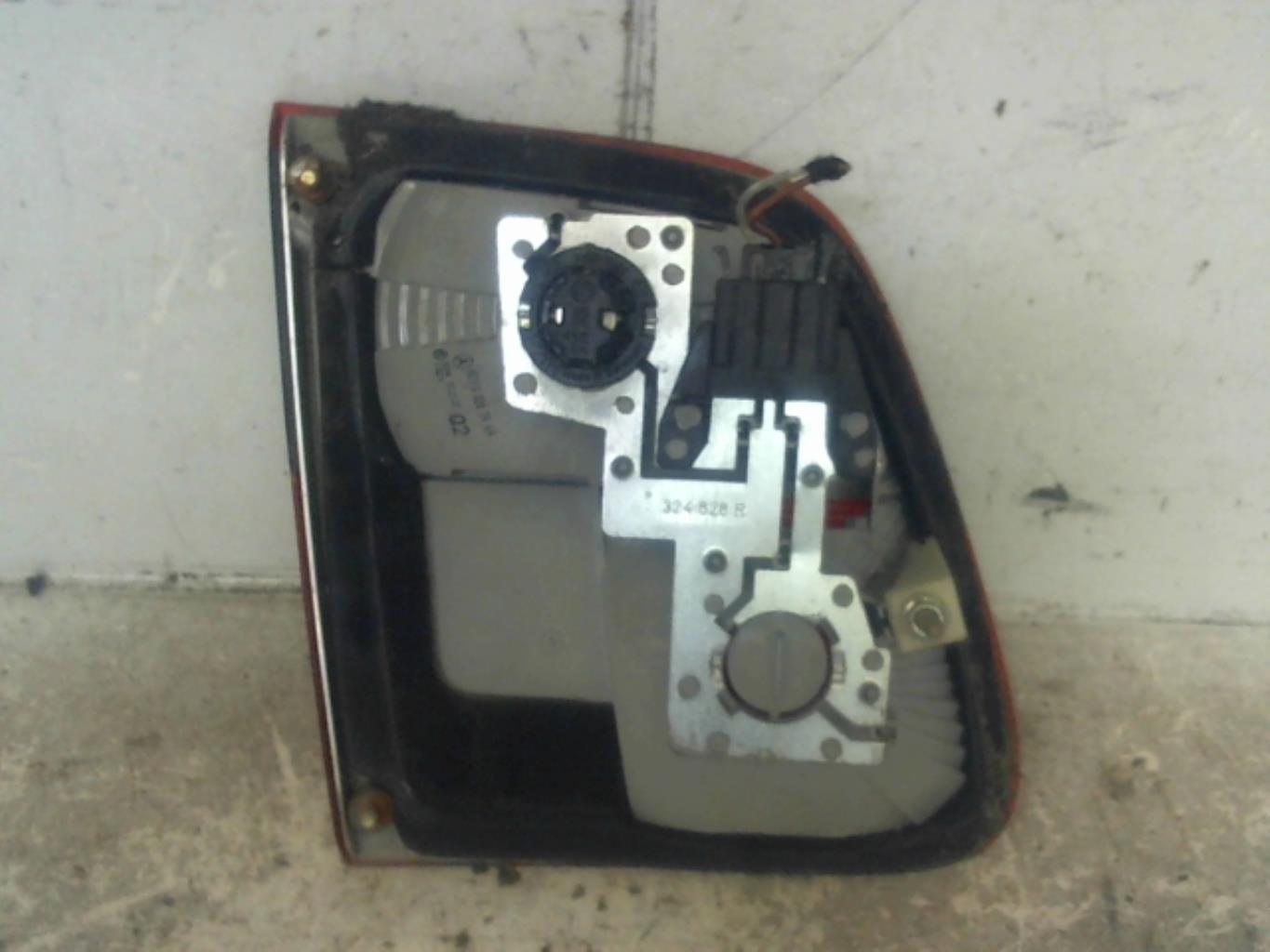 Feu arriere secondaire droit (feux) MERCEDES CLASSE E 210 PHASE 2 BREAK Diesel - 1