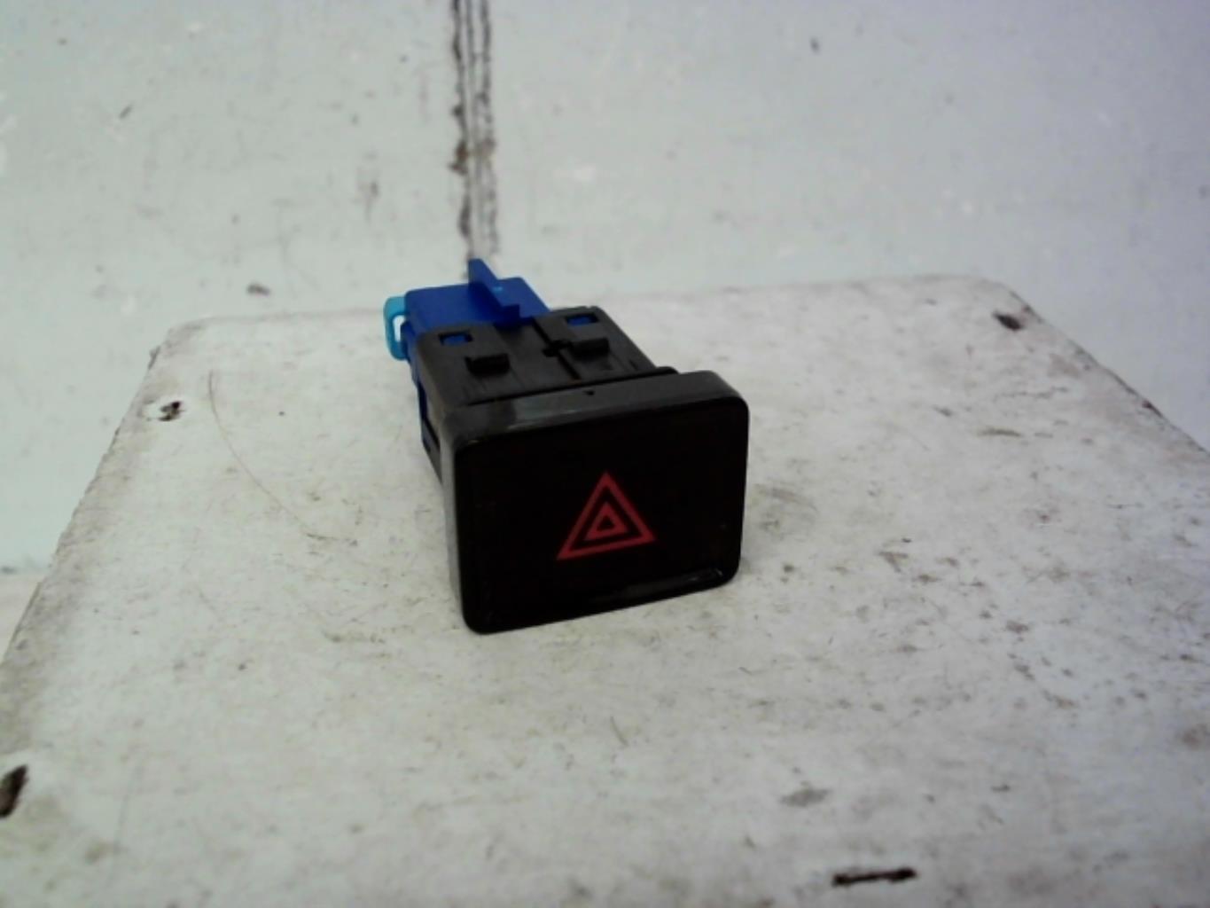 Bouton de warning VOLKSWAGEN POLO 6 Essence - 1