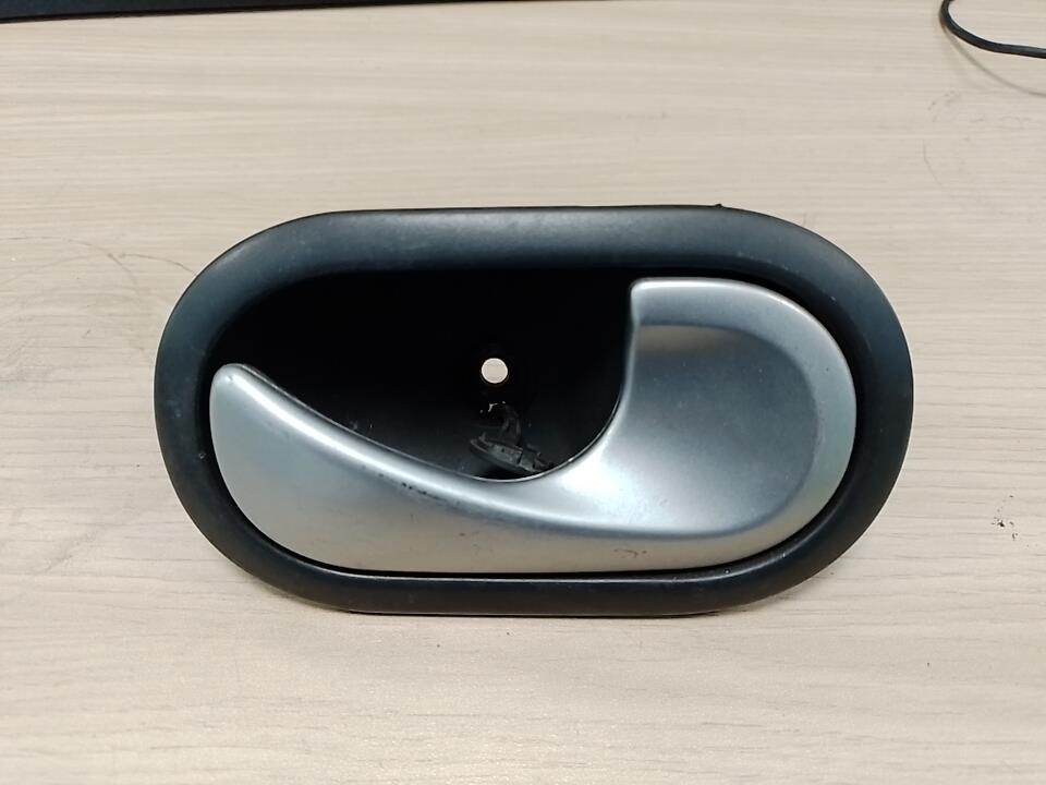 Poignee interieur avant droit RENAULT CLIO 3 PHASE 2 Essence - 1
