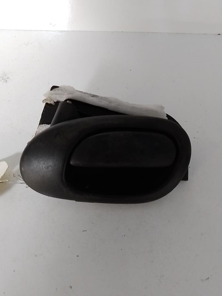Poignee interieur avant droit PEUGEOT 206 PHASE 1 BREAK Essence - 1