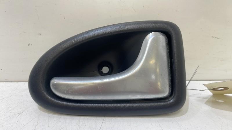 Poignee interieur arriere droit RENAULT CLIO 2 PHASE 2 Essence - 1