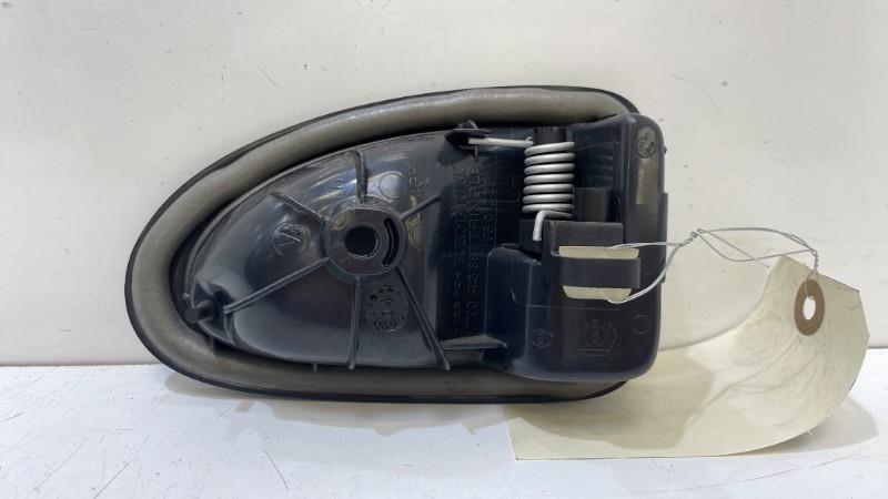 Poignee interieur arriere gauche RENAULT CLIO 2 PHASE 2 Essence - 1