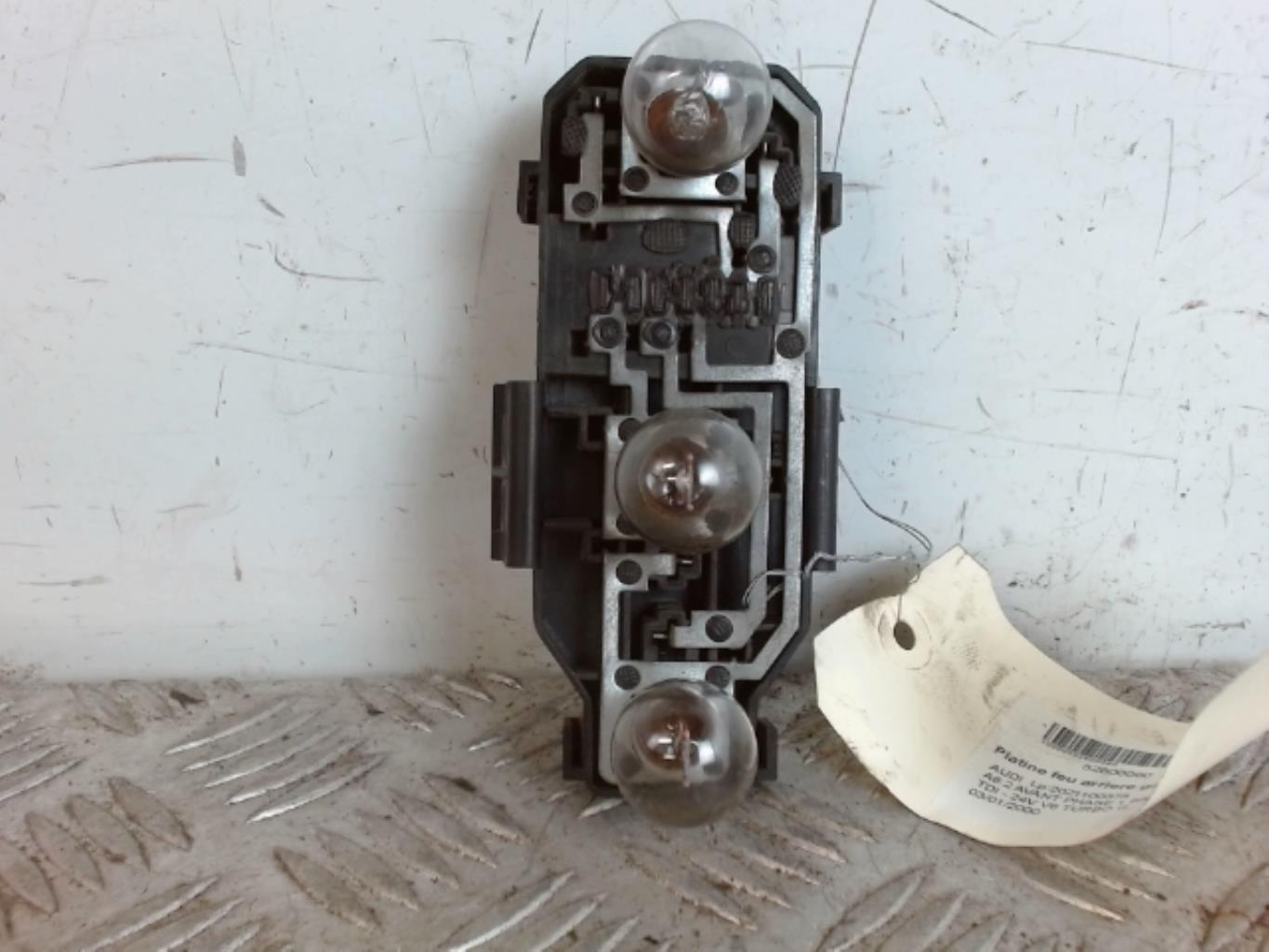 Base portalampade fanale posteriore sinistro AUDI A6 2 AVANT PHASE 1 BREAK Diésel - 1