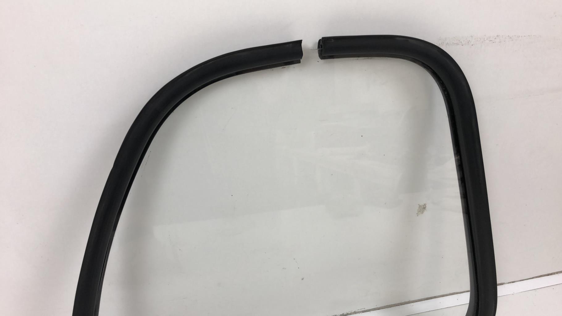 Vitre arriere droit RENAULT R4 Essence - 1