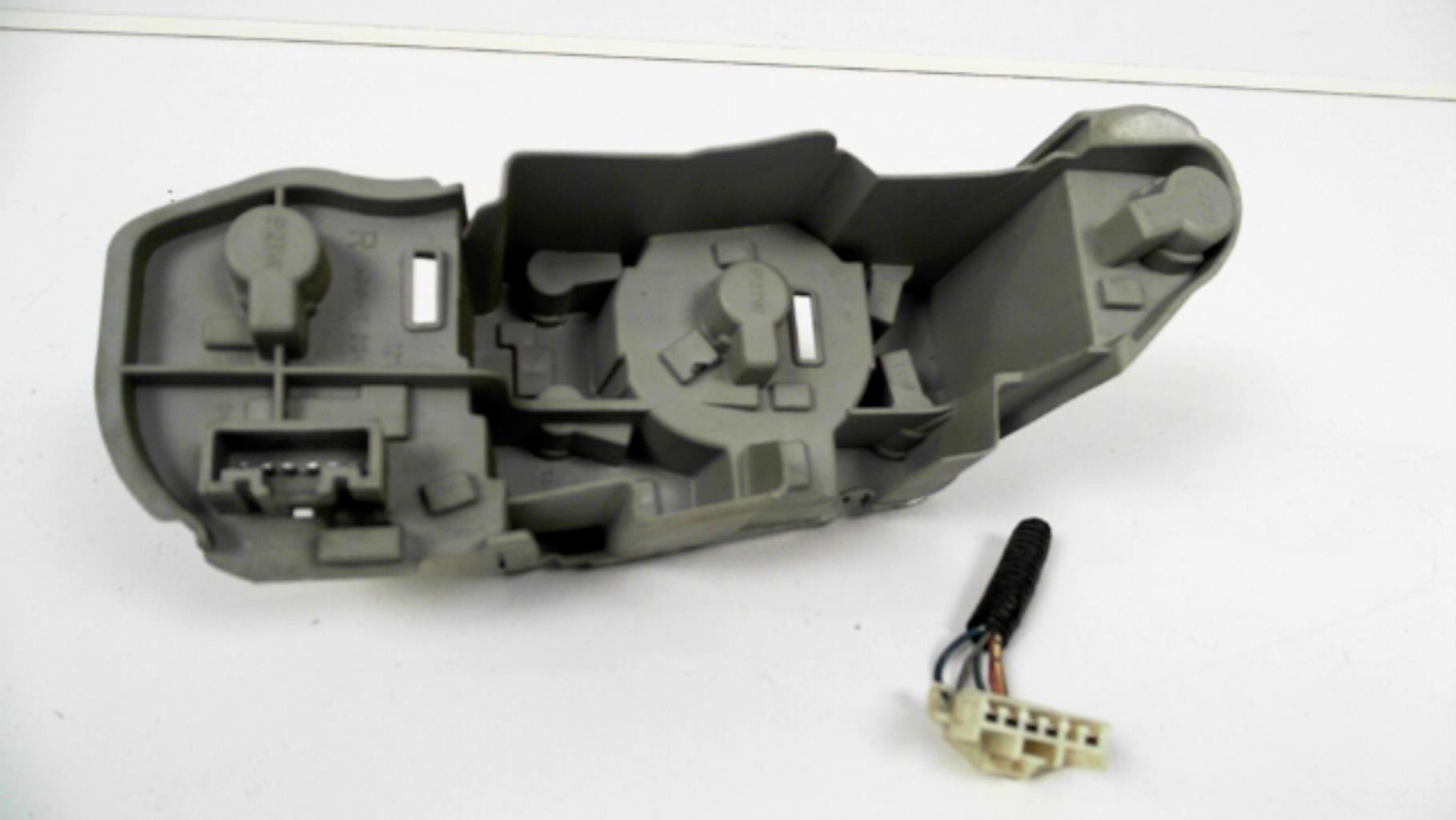 Base portalampade fanale posteriore destro TOYOTA COROLLA VERSO 2 PHASE 1 Diésel - 1
