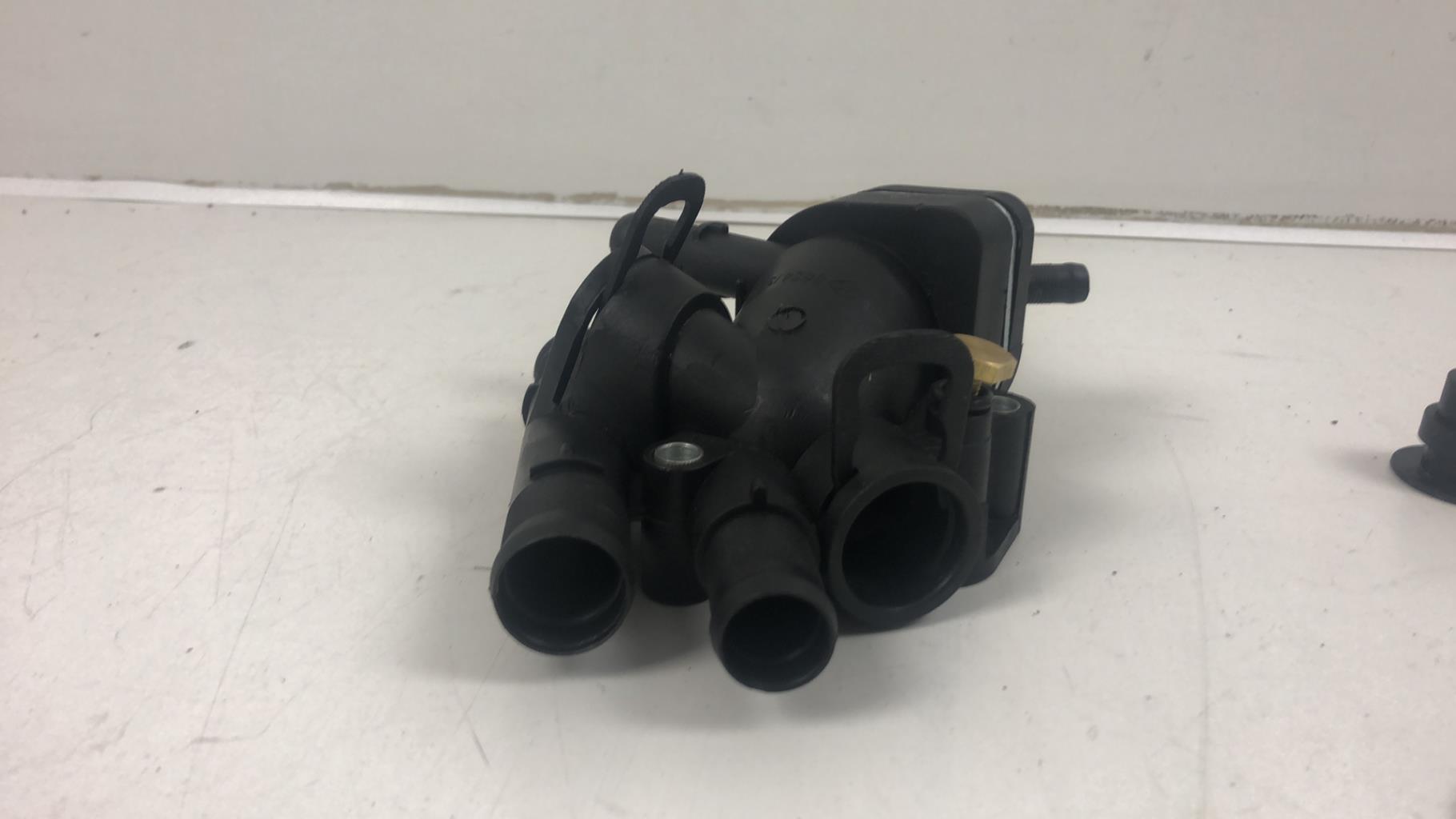 Boitier eau RENAULT CLIO 2 PHASE 2  - 1