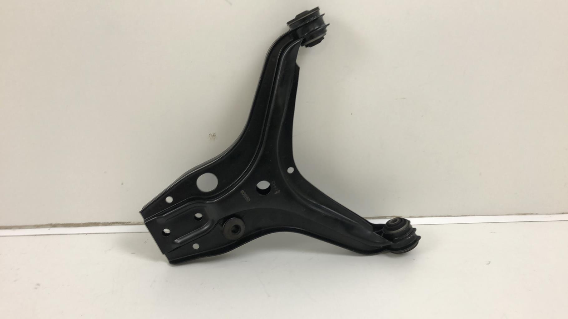Triangle avant gauche AUDI 80 3 PHASE 1  - 1