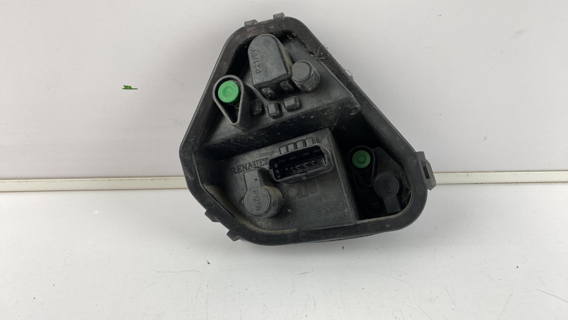 Base portalampade fanale posteriore destro RENAULT CLIO 3 PHASE 1 BREAK Diésel - 1