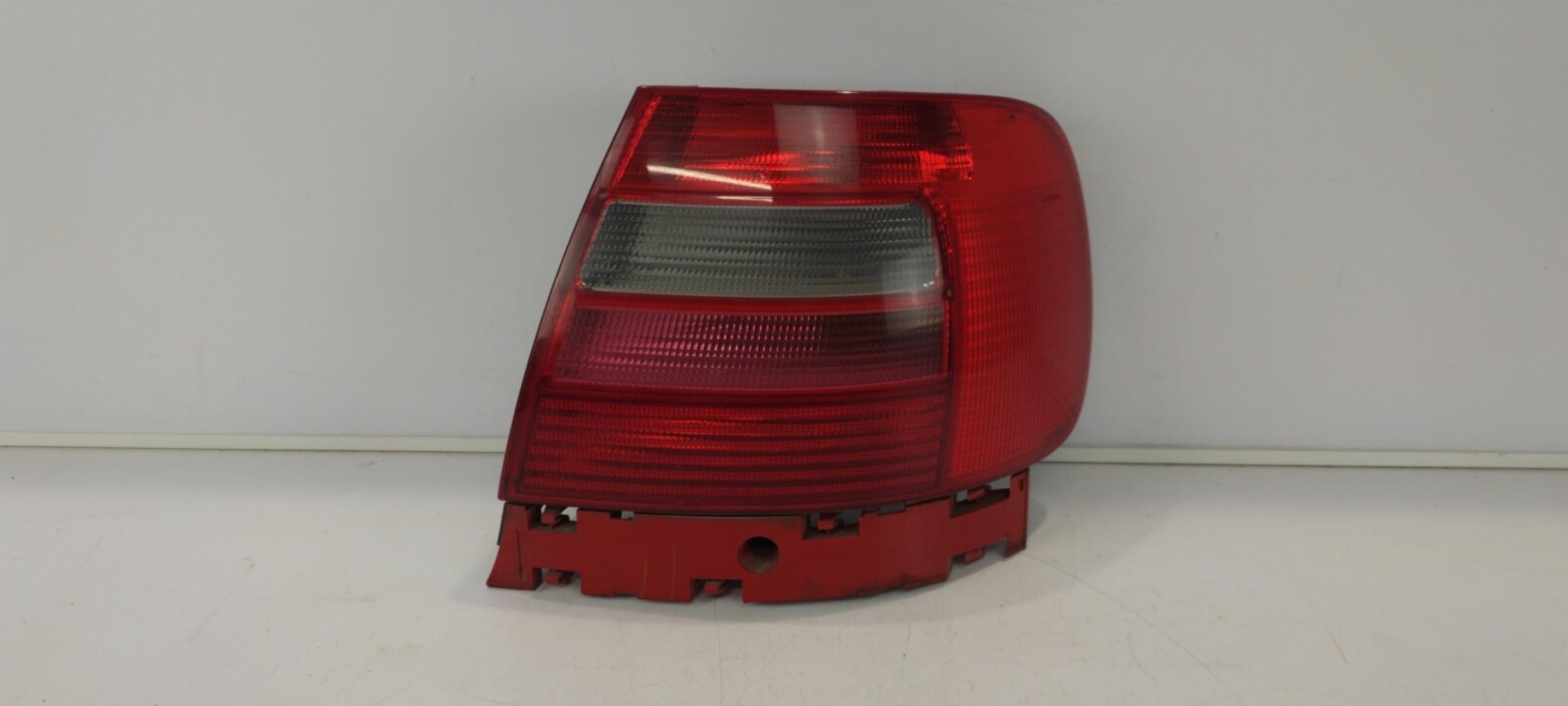 Fanale posteriore principale destro (luci) AUDI A4 1 PHASE 1 Diésel - 1