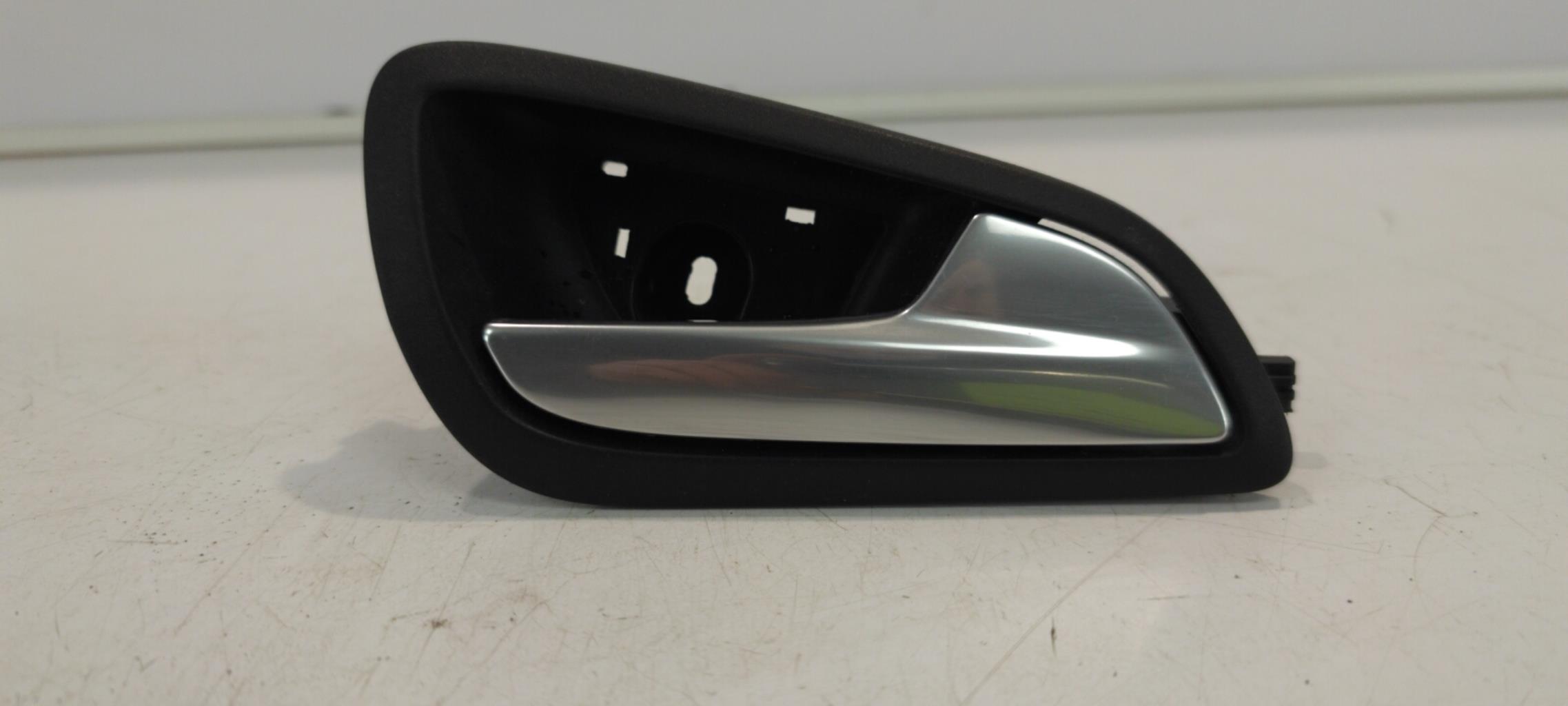 Maniglia interna posteriore destra FORD FOCUS 3 PHASE 1 BREAK Diésel - 1