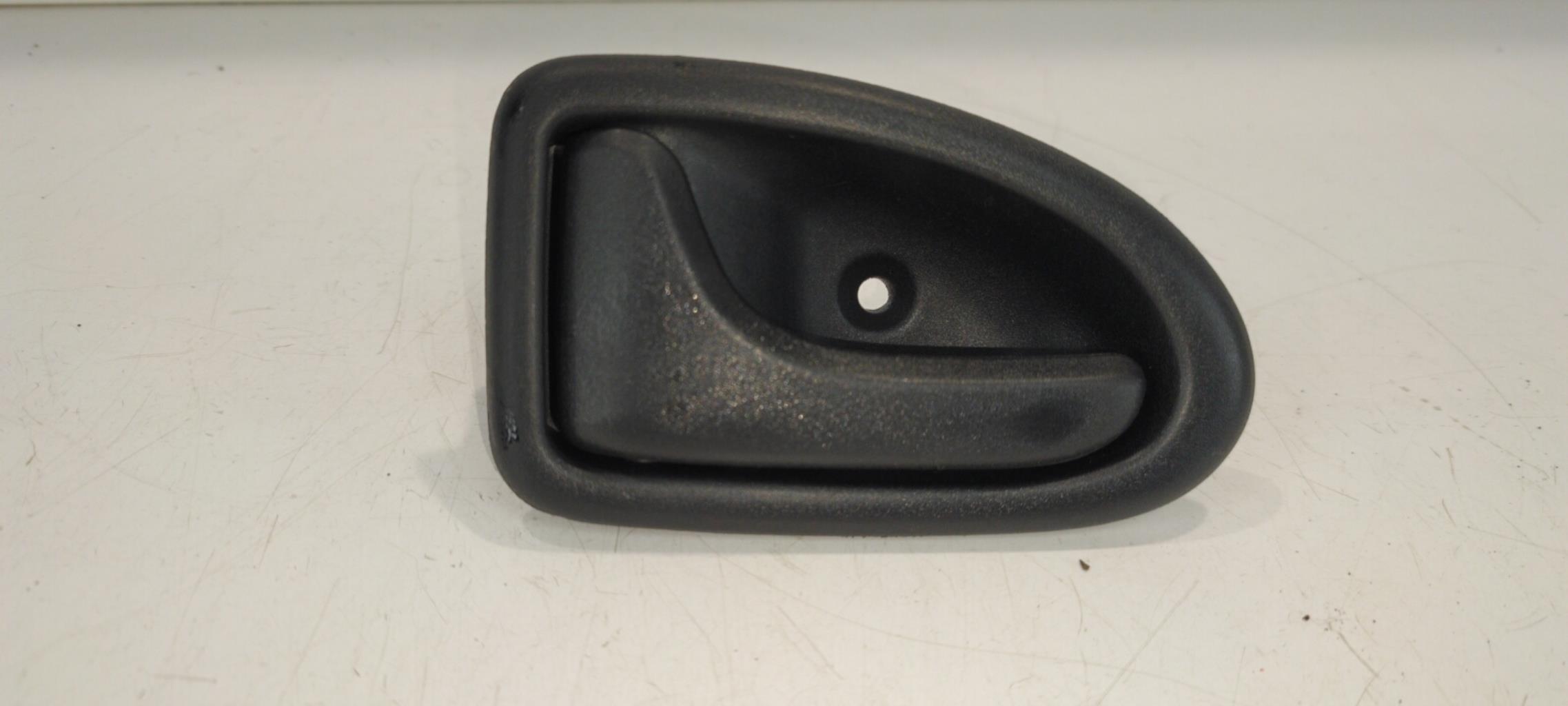 Poignee interieur avant gauche RENAULT CLIO 2 PHASE 1 Essence - 1