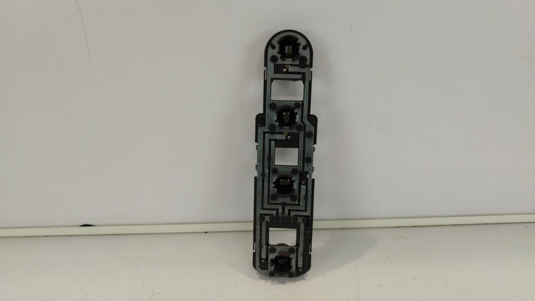 Base portalampade fanale posteriore destro MERCEDES CLASSE A 168 PHASE 1 Diésel - 1