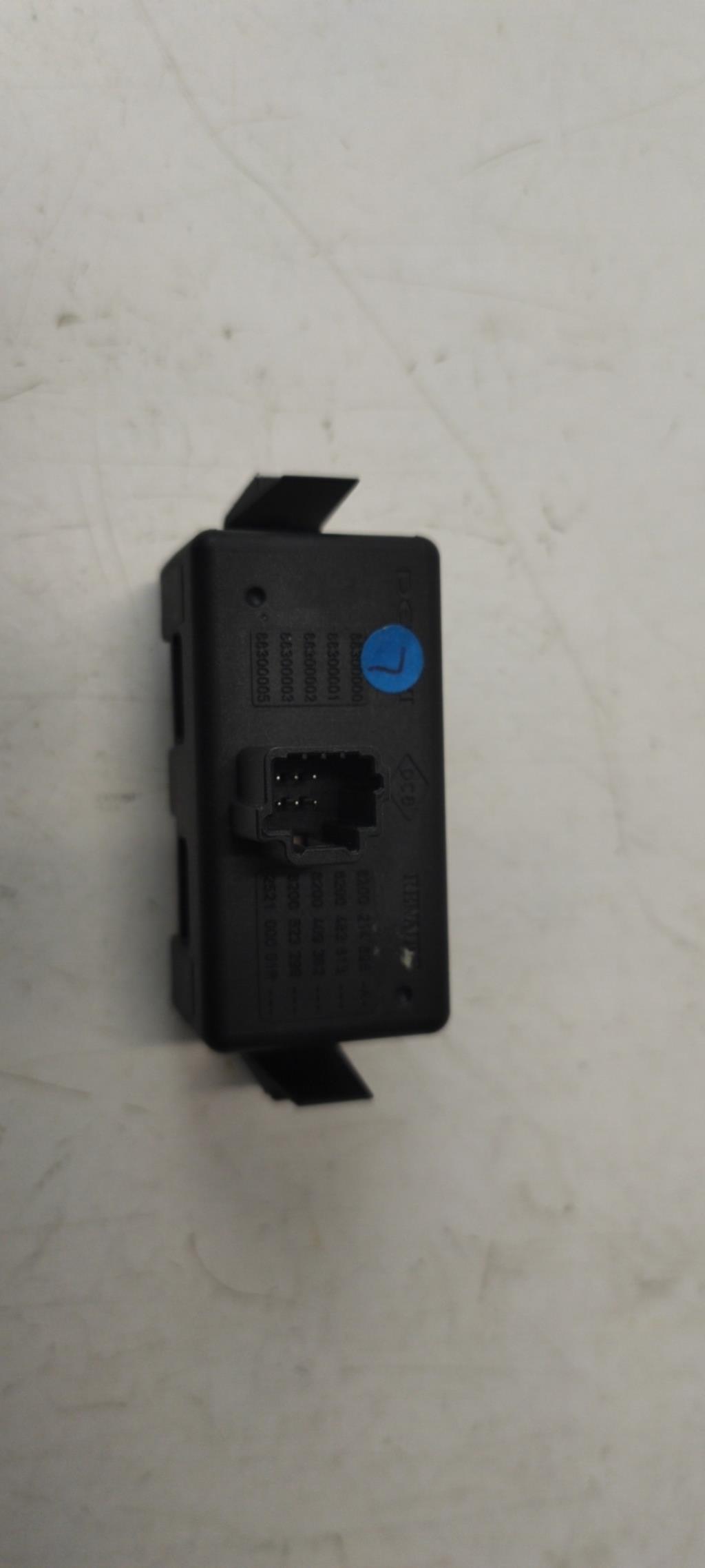 Bouton de warning RENAULT SCENIC 3 PHASE 1 Diesel - 1
