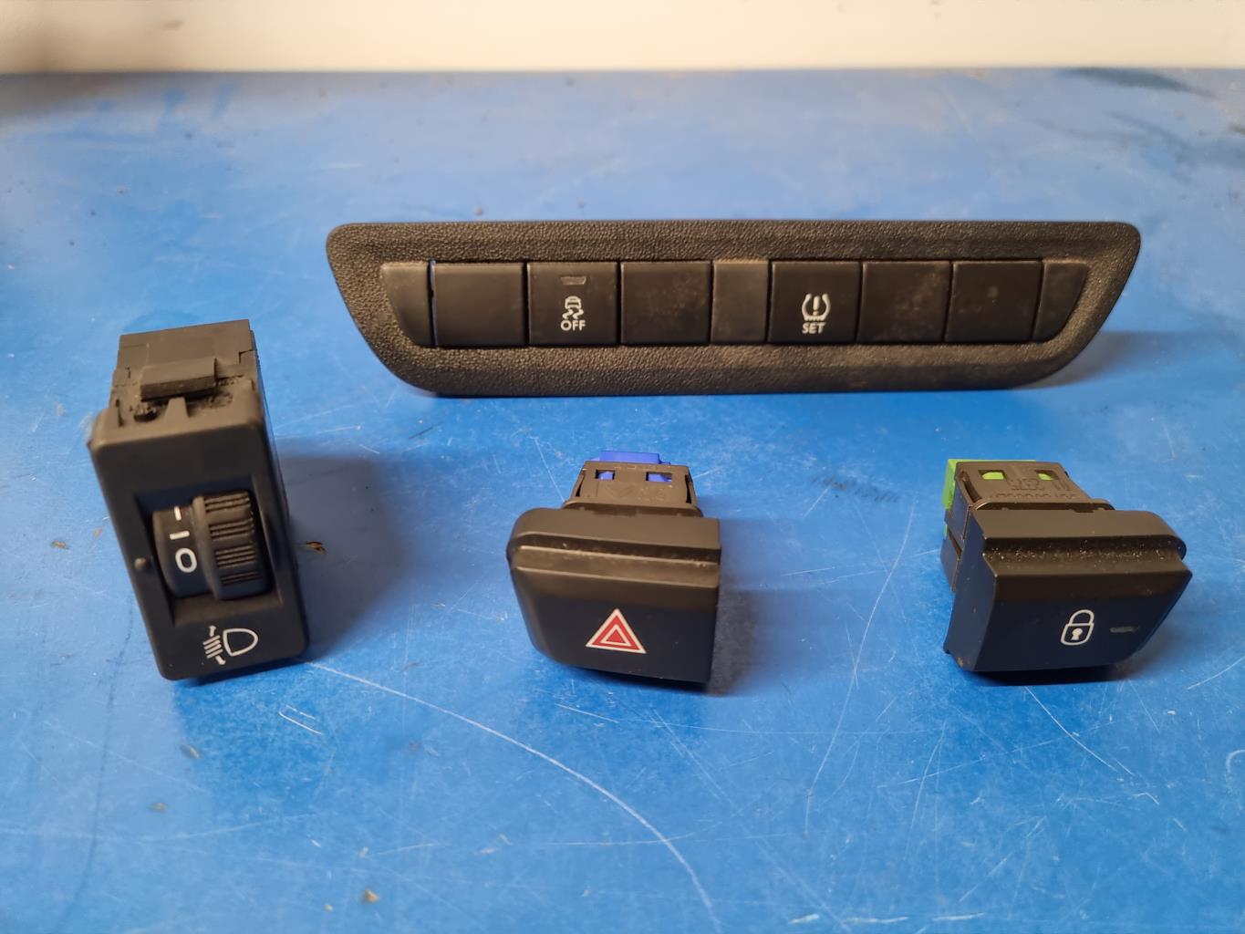 Bouton/Interrupteur PEUGEOT 2008 1 PHASE 1 Diesel - 1
