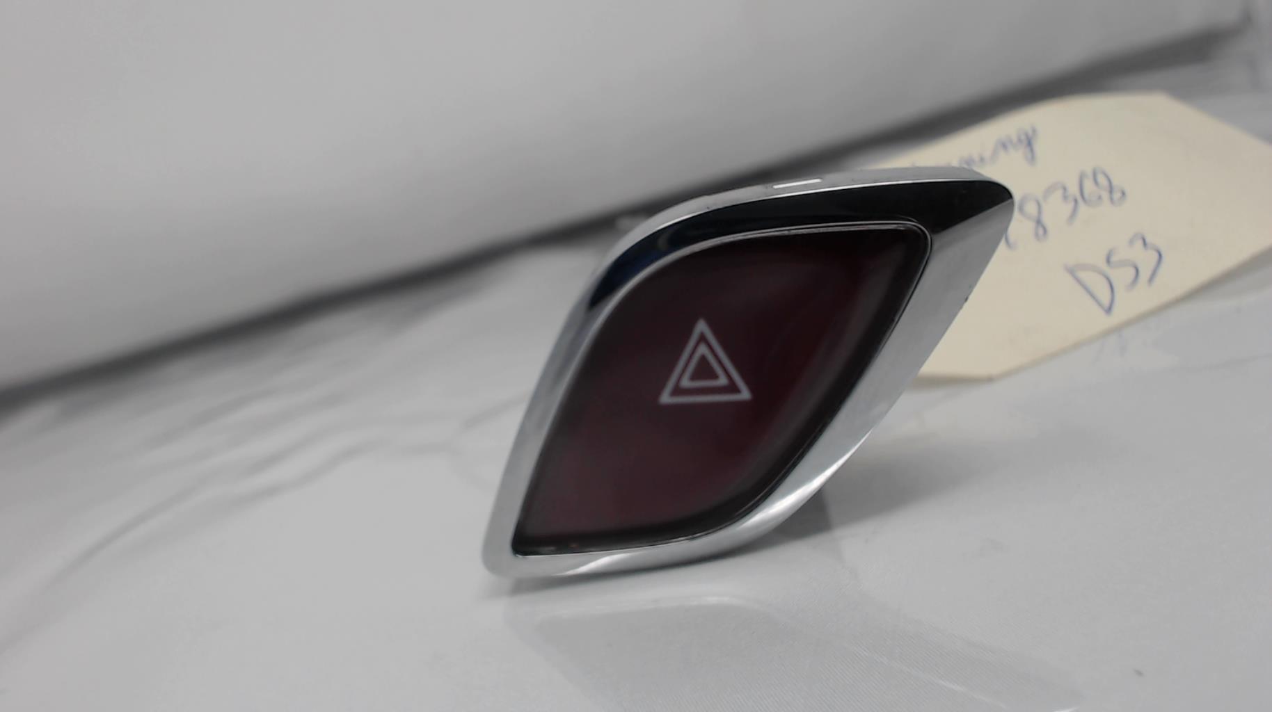 Bouton de warning DS DS3 PHASE 3 Diesel - 1