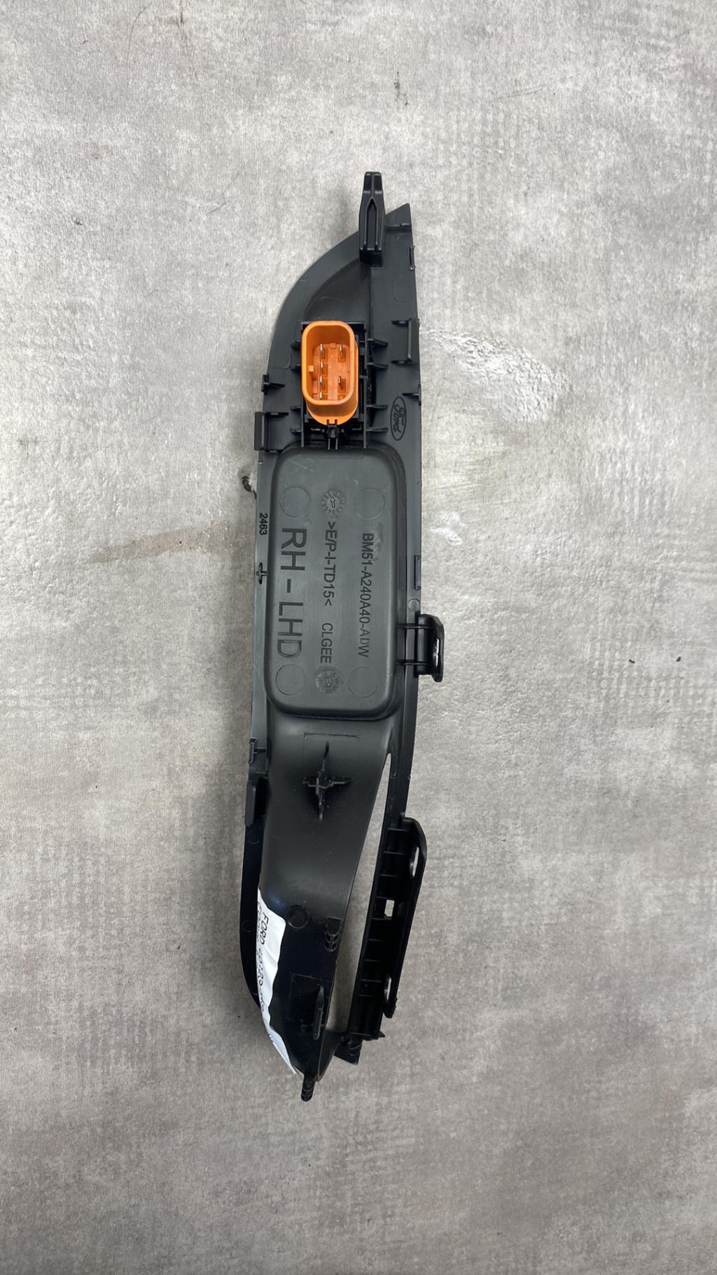 Interrupteur de leve vitre avant droit FORD FOCUS 3 PHASE 1 BREAK Essence - 1