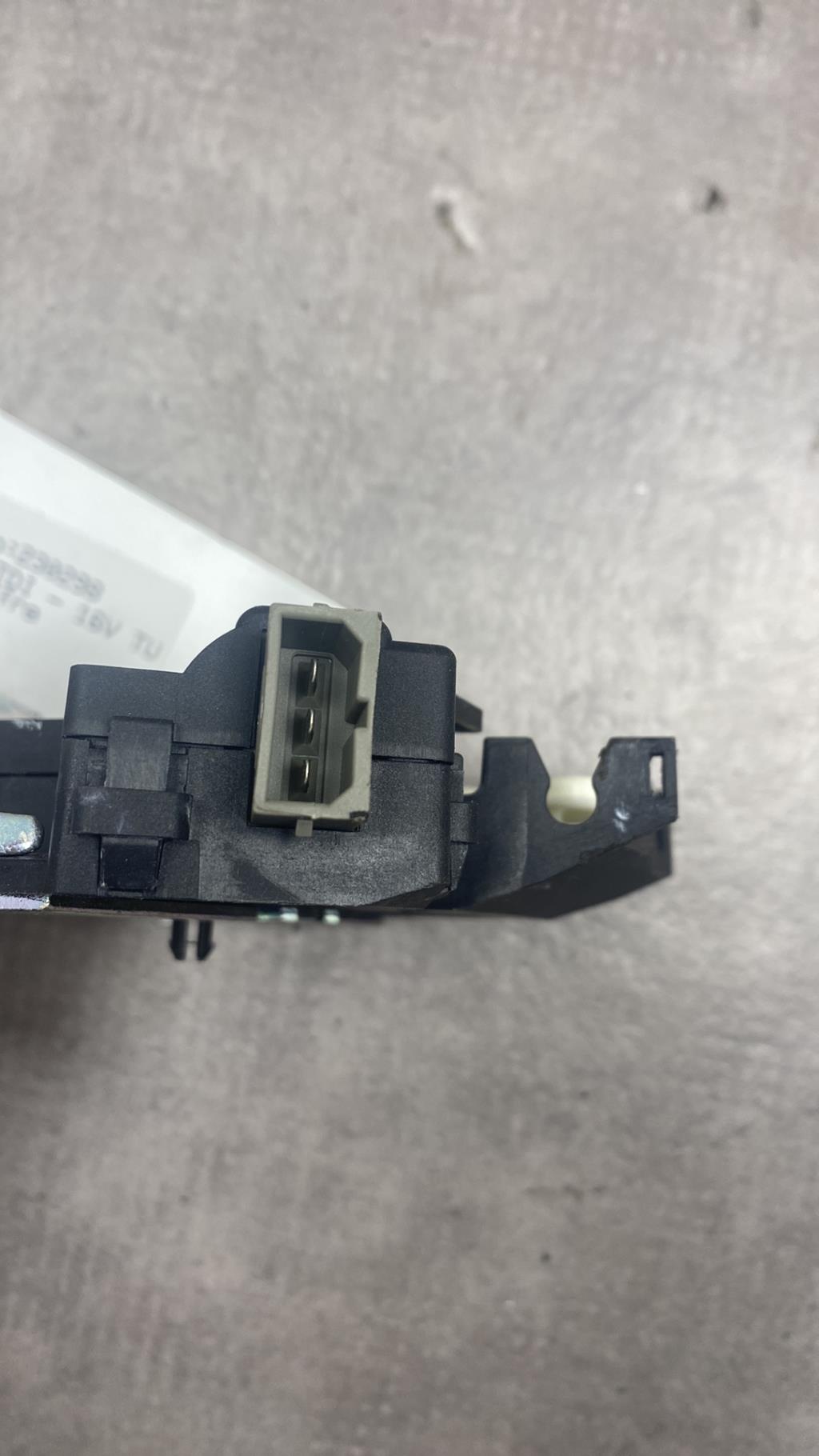 Serrure de coffre VOLKSWAGEN PASSAT 5 Diesel - 1