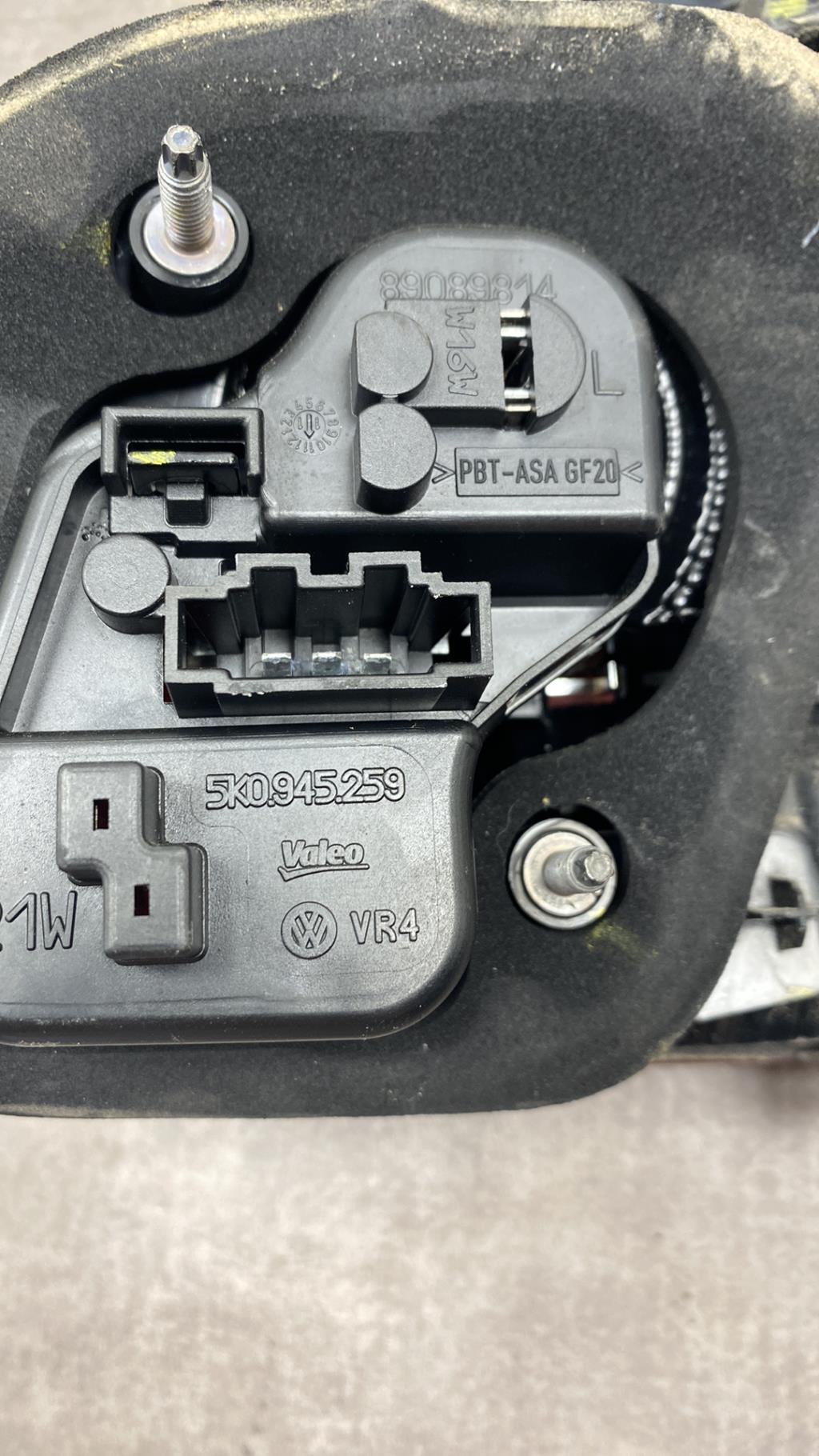 Feu arriere secondaire gauche (feux) VOLKSWAGEN GOLF 6 Diesel - 1