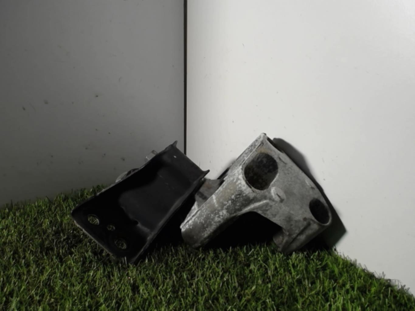 Support moteur gauche RENAULT CLIO 3 PHASE 1 Diesel - 1