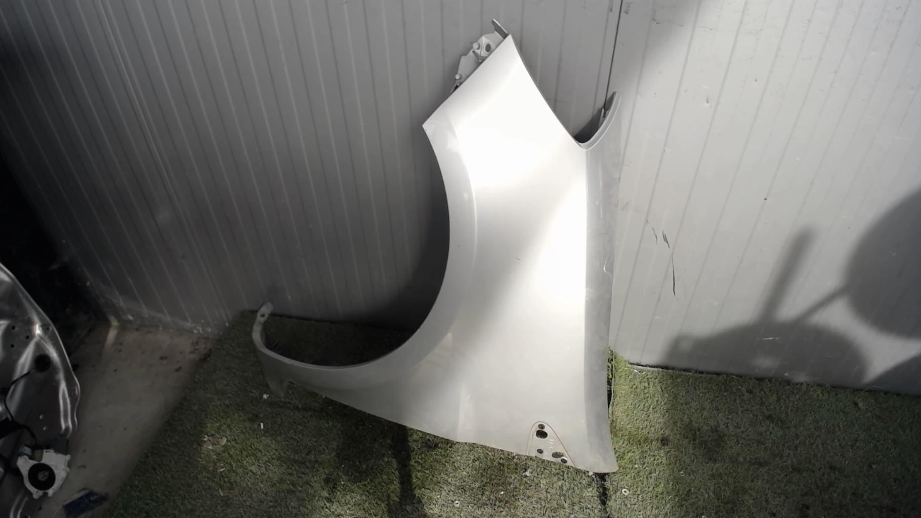 Aile avant gauche RENAULT CLIO 3 PHASE 1 BREAK Diesel - 1