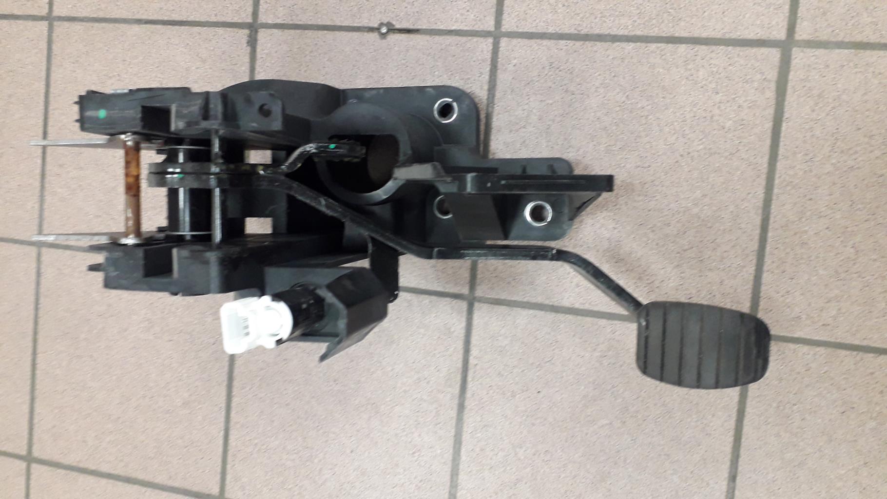 Pedale d'embrayage RENAULT TWINGO 3 PHASE 1  - 1