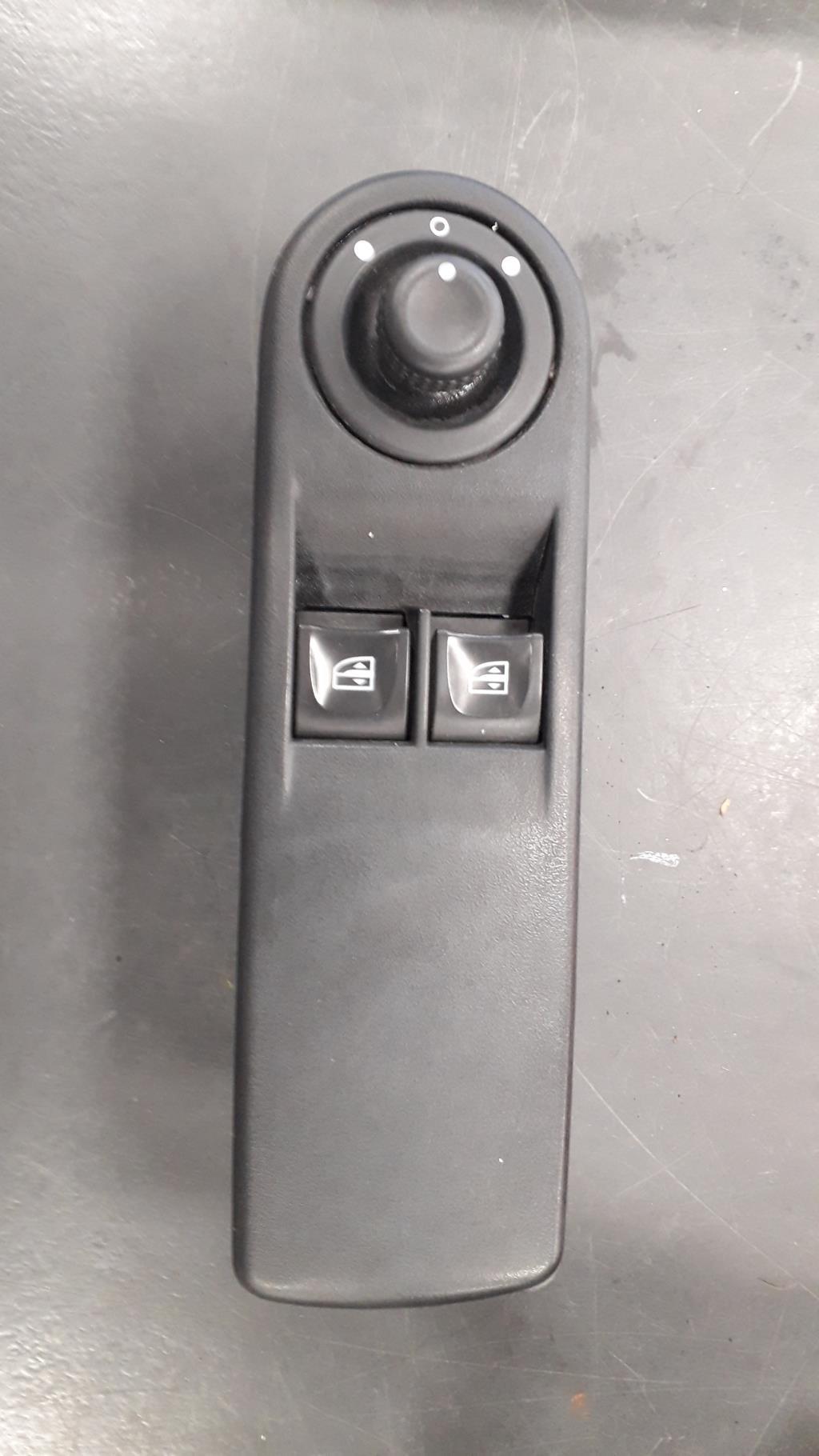 Bouton/Interrupteur RENAULT CLIO 4 PHASE 1  - 1