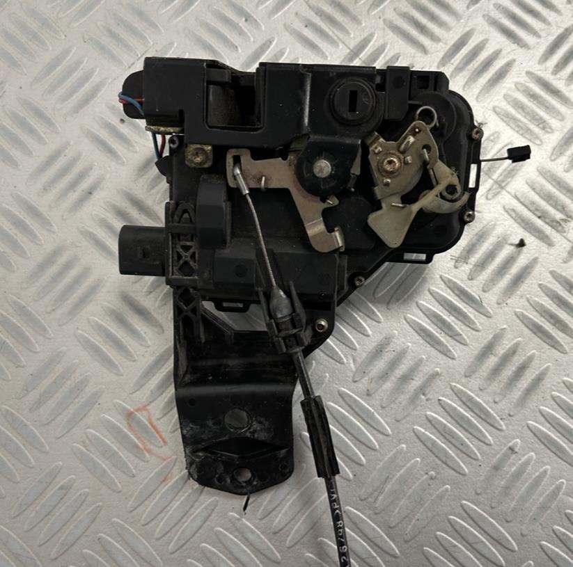 Serrure avant droit VOLKSWAGEN PASSAT 4 PHASE 2 BREAK Diesel - 1